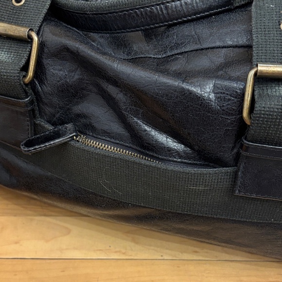 Elegant Black Leather Duffel Bag - Picture 6 of 8